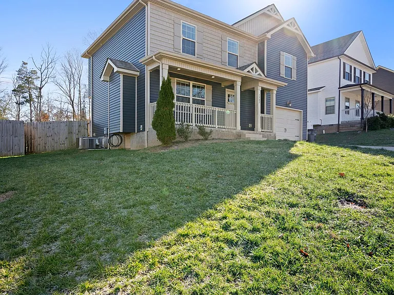 1385 Sussex Dr — Photo 2