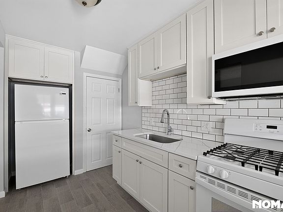 3rd image of 2229 Redthorn Rd