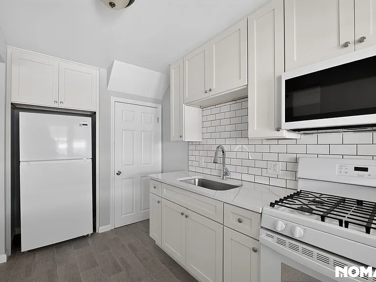 2229 Redthorn Rd — Photo 3