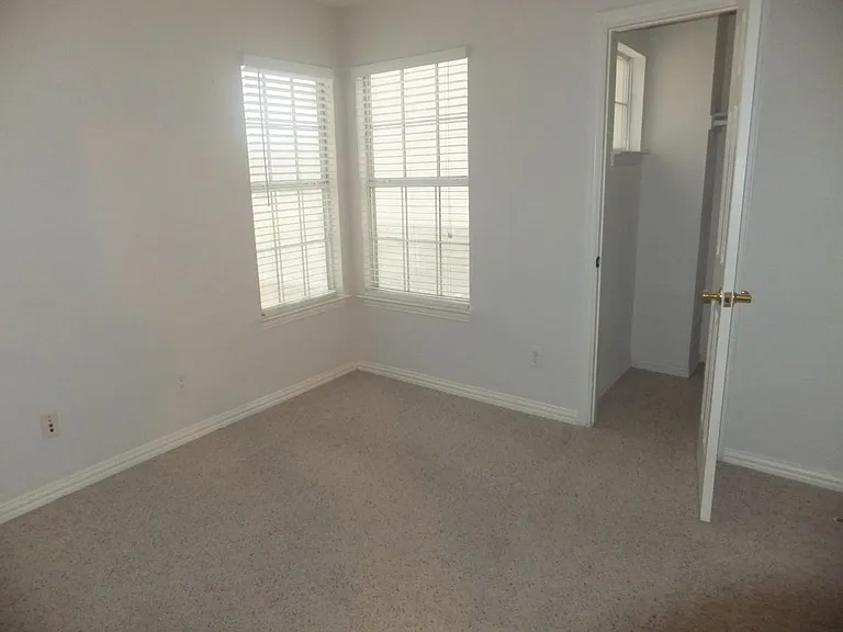 9857 Castlewood Dr — Photo 5