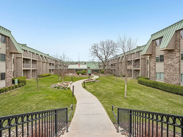 Larpenteur Estates Apartments — Photo 53