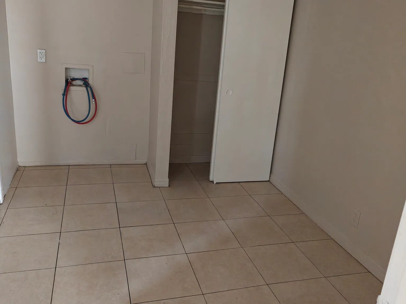 3 bed, 895 sqft, $1,700 — Photo 1