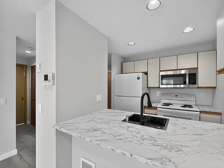 Stone Court Apartments — Photo 15
