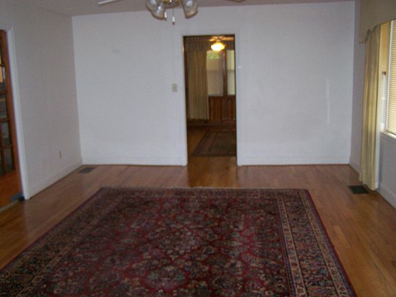 Large living area / Hardwood floors