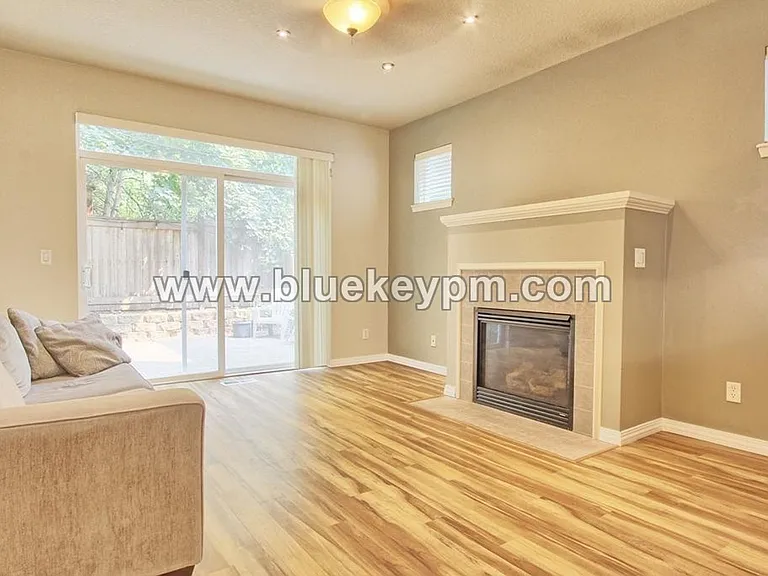985 SE Tamango St — Photo 5