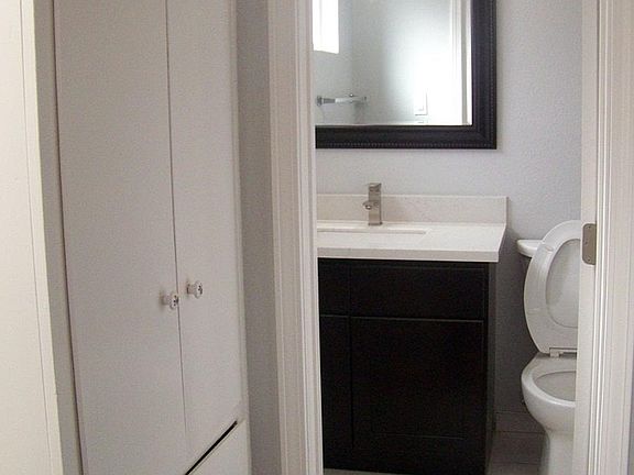 4th image of 952 Castlewood Dr APT 2