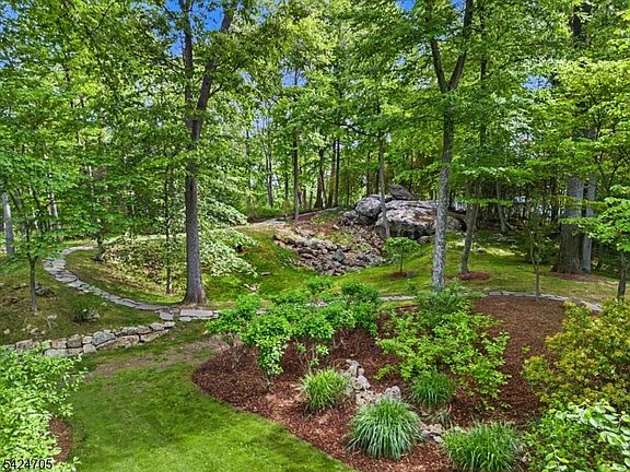 4th image of 85 Crest Dr