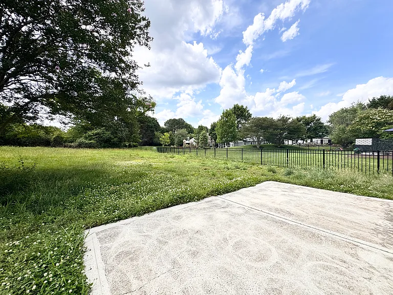 8413 Hirsch Dr — Photo 16