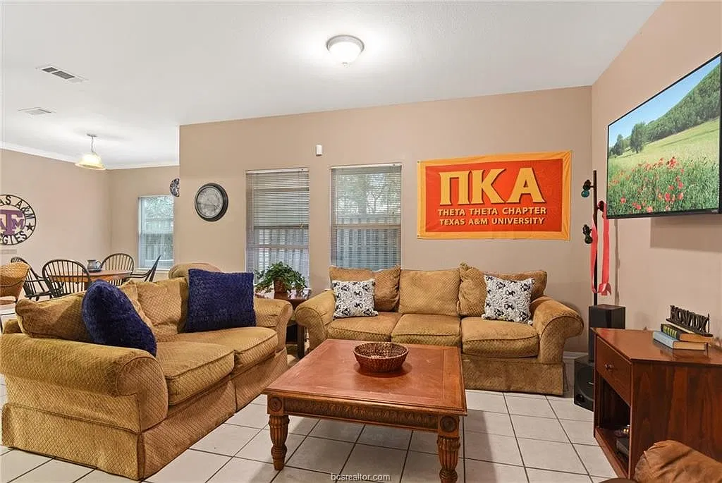 4 bed, 2.5 bath, 1650 sqft, $2,100 — Photo 3