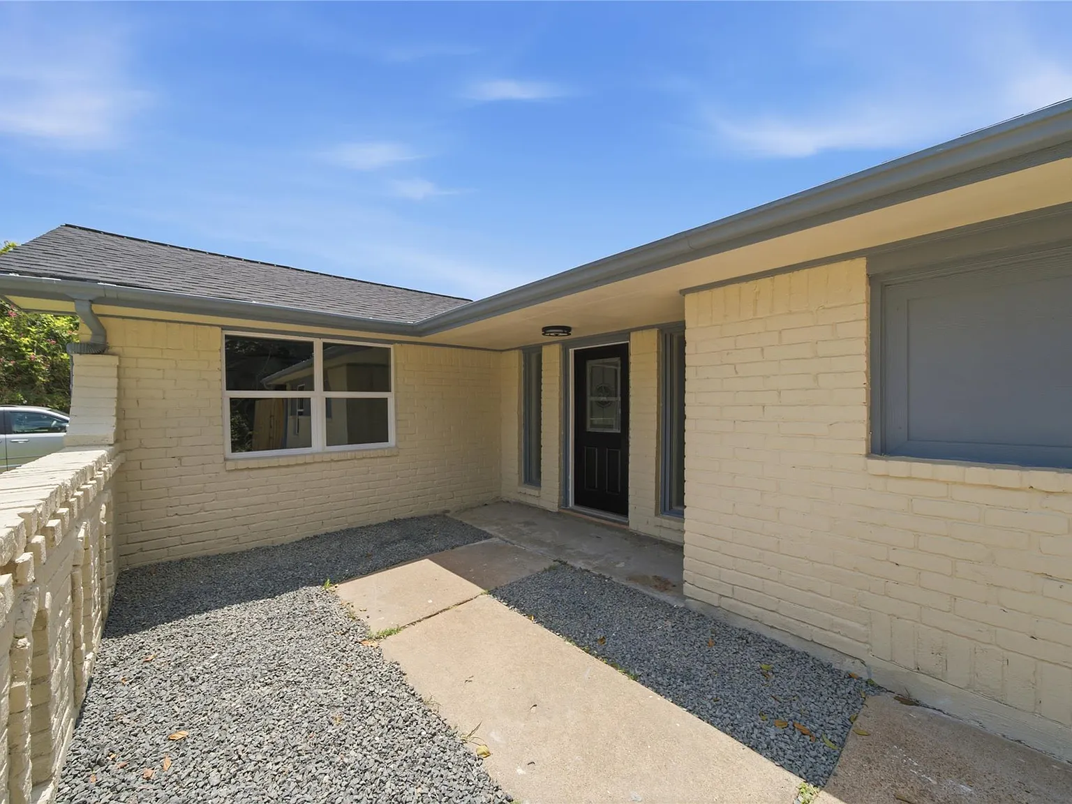 3 bed, 2.0 bath, 1853 sqft, $2,000 — Photo 2