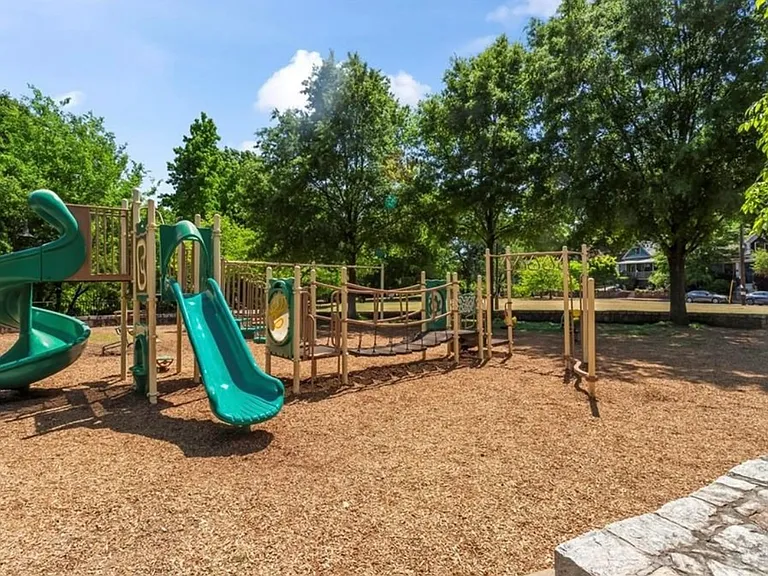 235 Powell St SE — Photo 33