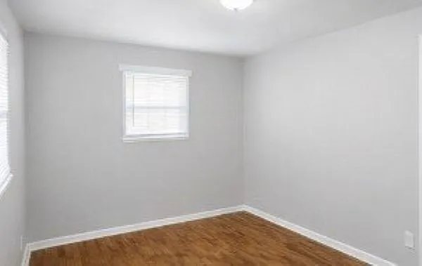 533 Lynn St — Photo 3