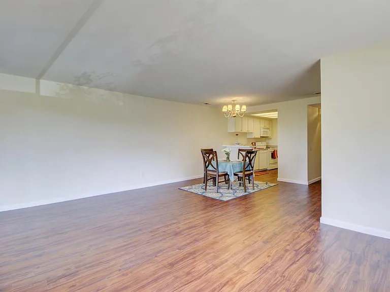 22 Lakeview Ct — Photo 2