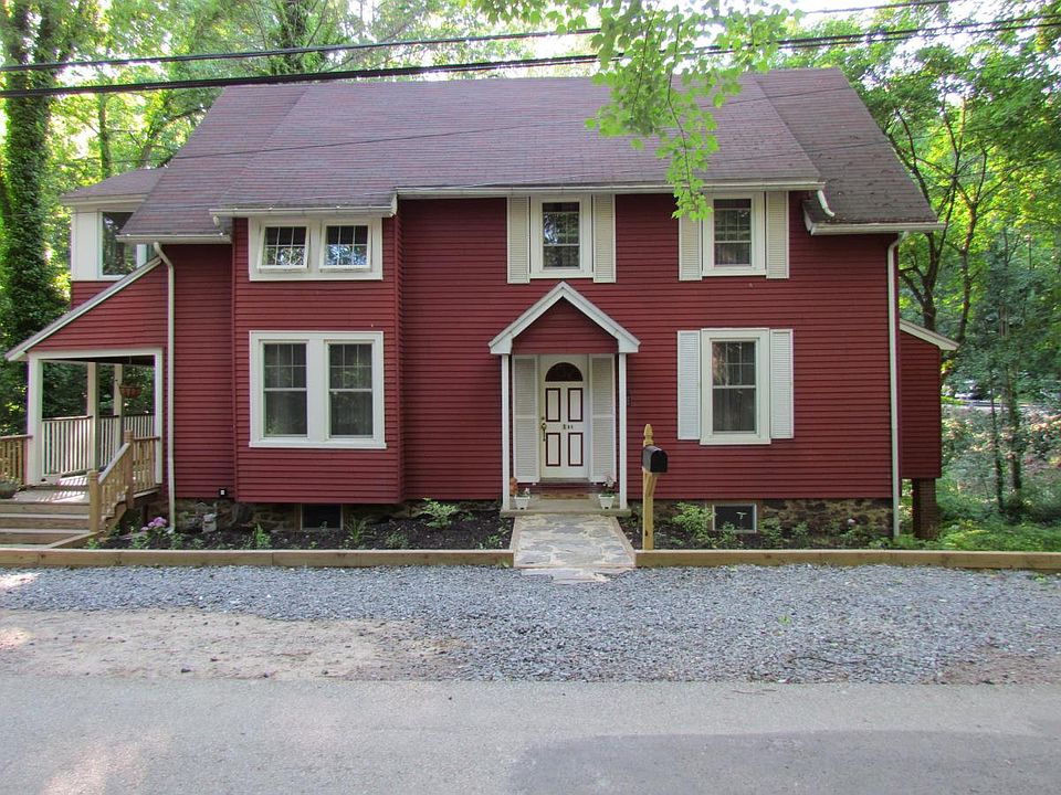 Front (before new siding, door, and roof). House is still red!