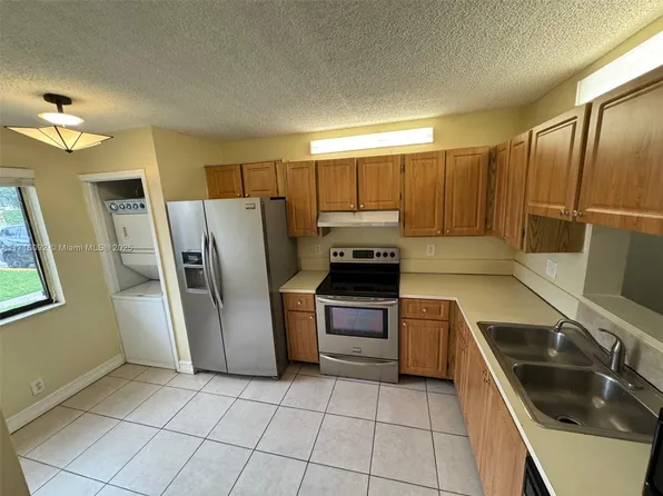 8041 Southgate Blvd APT H5, Pompano Beach, FL 33068