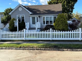 8 Walnut Pl, Lindenhurst, NY 11757