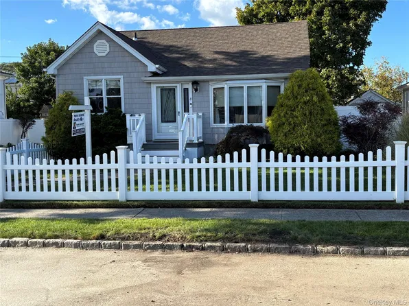 8 Walnut Place, Lindenhurst, NY 11757