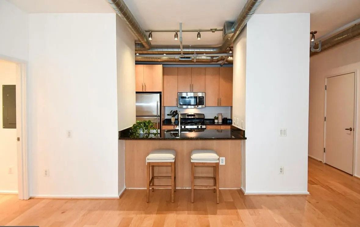 2 bed, 1049 sqft, $3,200 — Photo 4