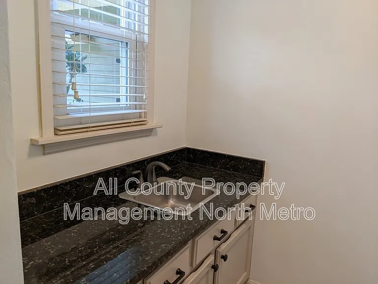 215 Broken Lance Pl — Photo 6