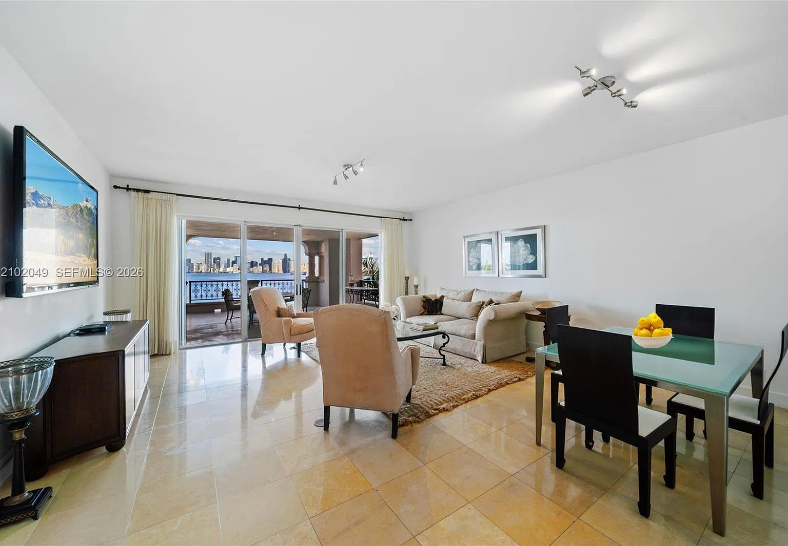 Bayview Fisher Isl Condo — Photo 2