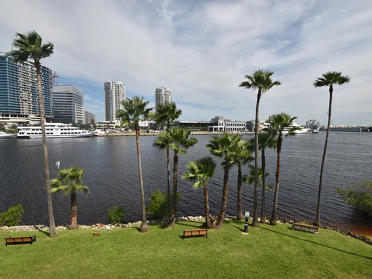 702 Coral Reef Dr — Photo 23