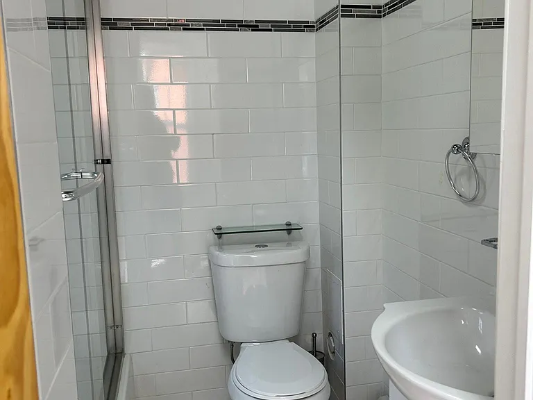 933 Wyandotte St — Photo 15