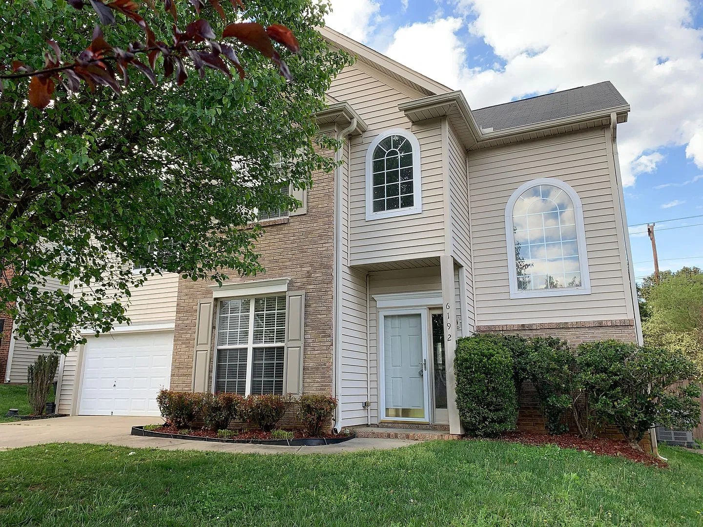 Spacious beautiful 4 bedroom 2.5 bath home in NW Greensboro with 2 car garage/fenced yard/Cul-de-sac — Photo 1