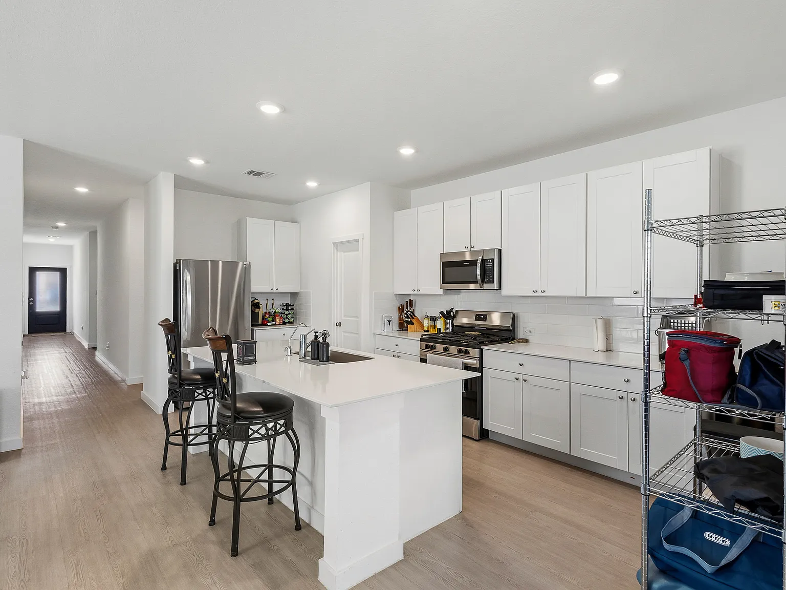 4 bed, 2210 sqft, $2,000 — Photo 4