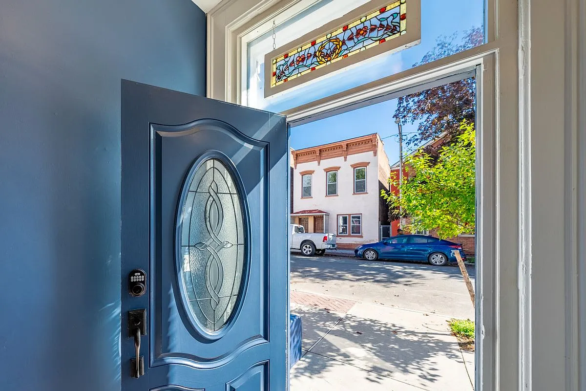 Building Photo - 323 2nd St #1