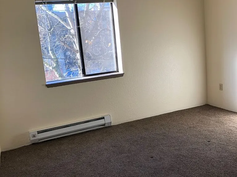 Hilltop Court Apartments — Photo 21