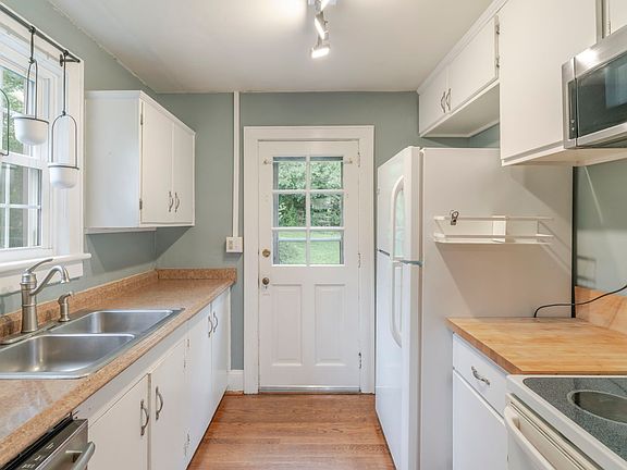 Kitchen. Dishwasher/Microwave.