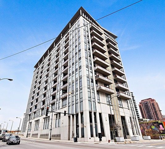 1st image of 740 W Fulton St APT 1402