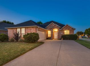 300 Wallford Ln, Lake Dallas, TX 75065