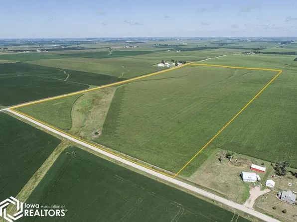 6854 26th Ave, Newhall, IA 52315