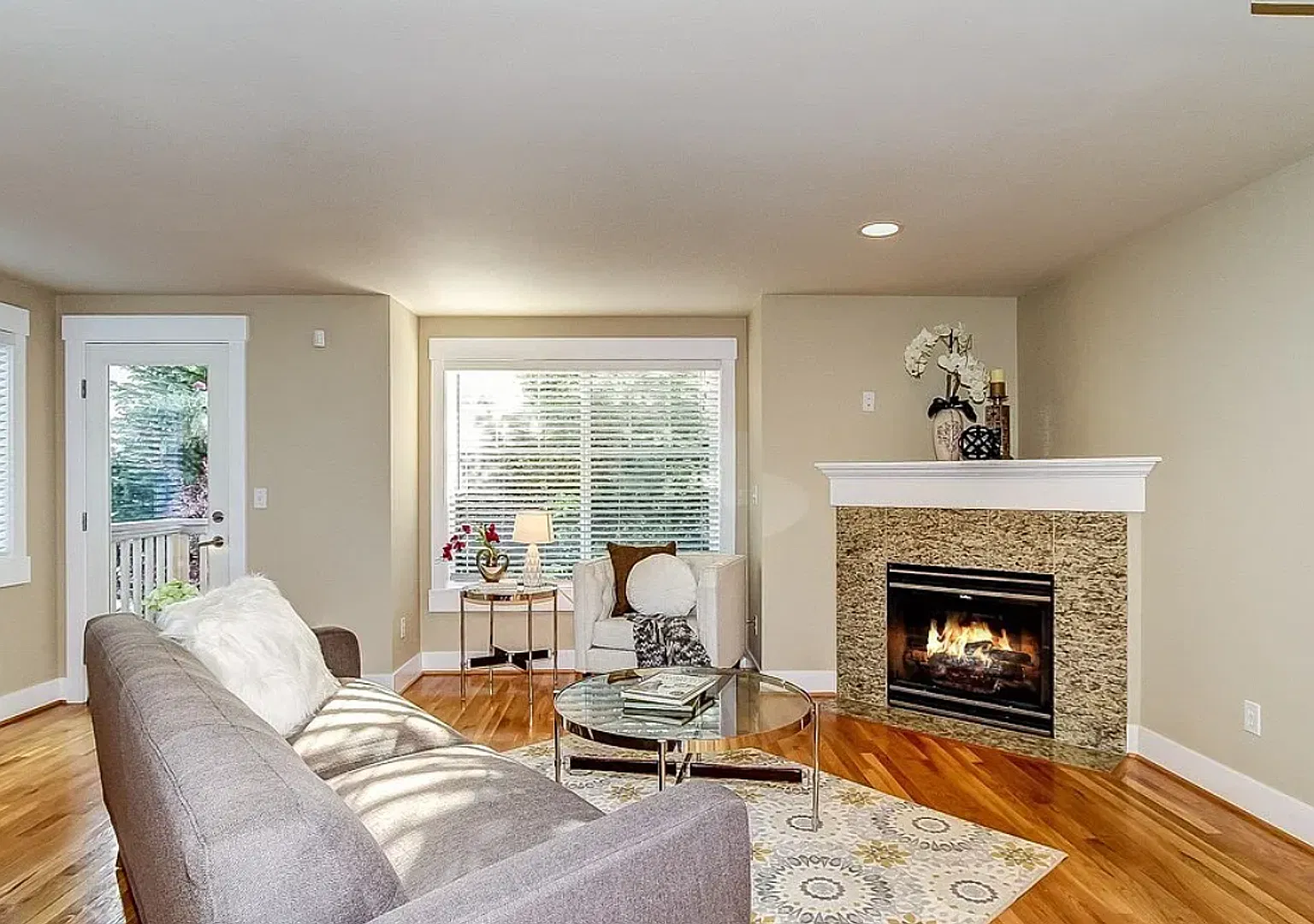 Beautiful Townhome with Private Yard. — Photo 1