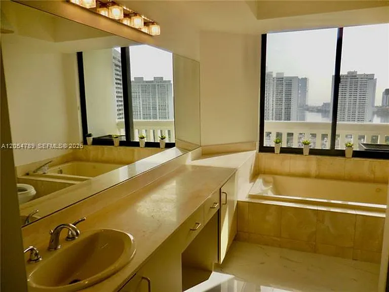 1000 Island Blvd #CU-2308 — Photo 32