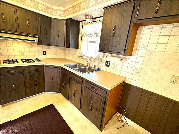 3rd image of 38345 Aurora Rd