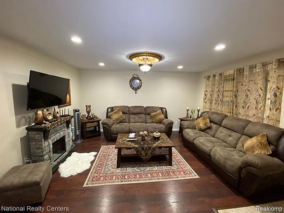 5th image of 2106 Oakcrest Rd