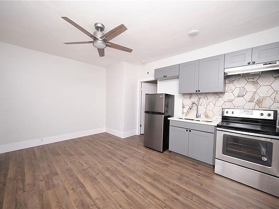 3rd image of 208 W 45th St