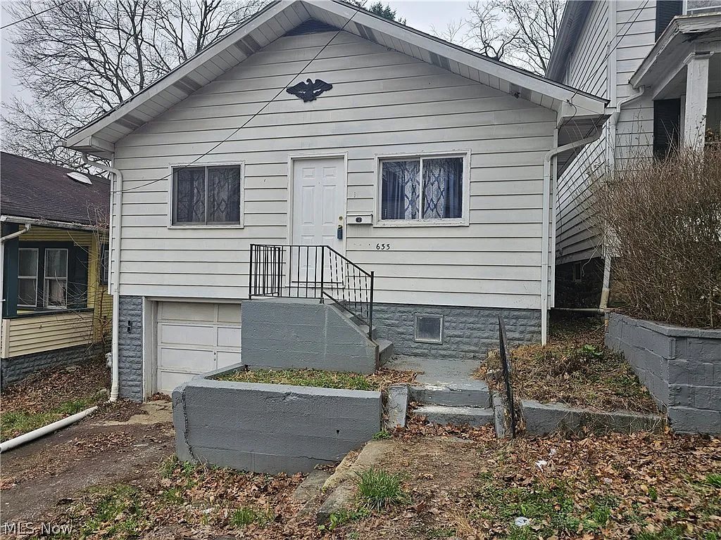 633 Riley Ave photo 1