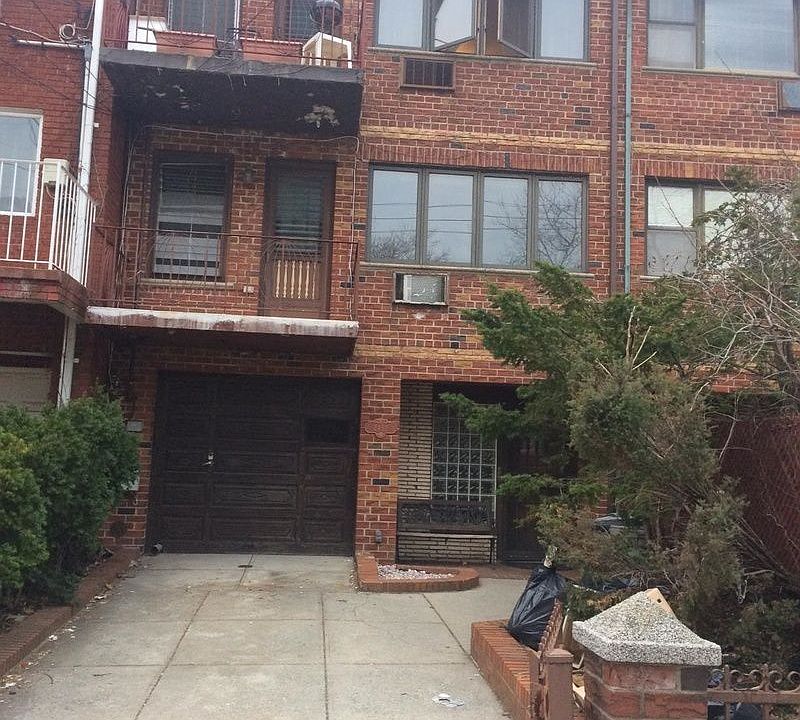 2nd image of 2452 W 2nd St