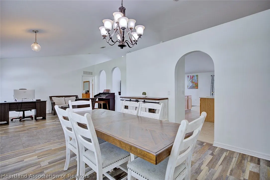 4 bed, 2.0 bath, 2256 sqft, $2,395 — Photo 4