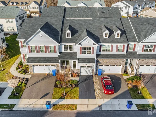 23 Larkspur Ln, Monroe Township, NJ 08831