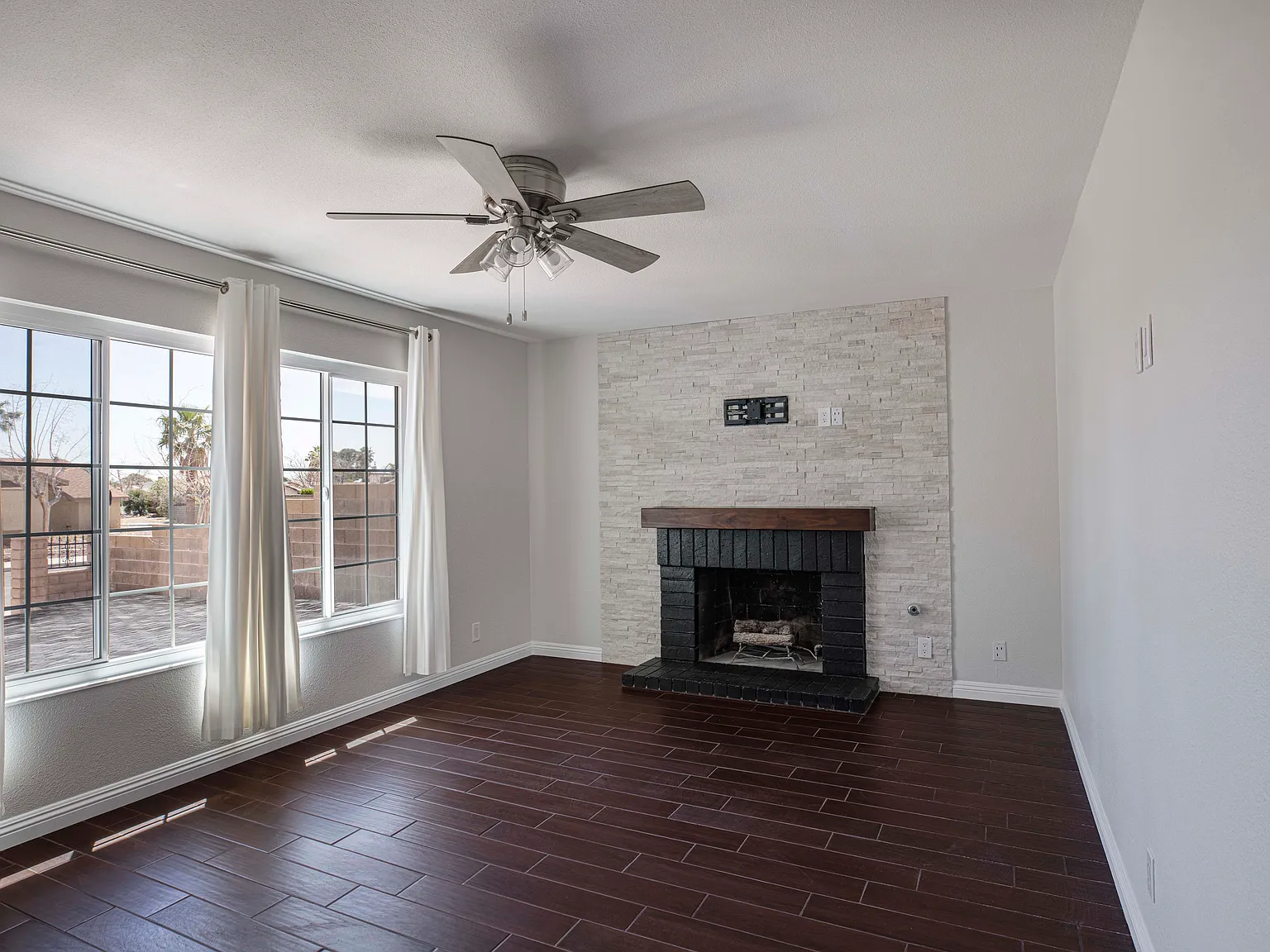 3 bed, 1202 sqft, $2,100 — Photo 2