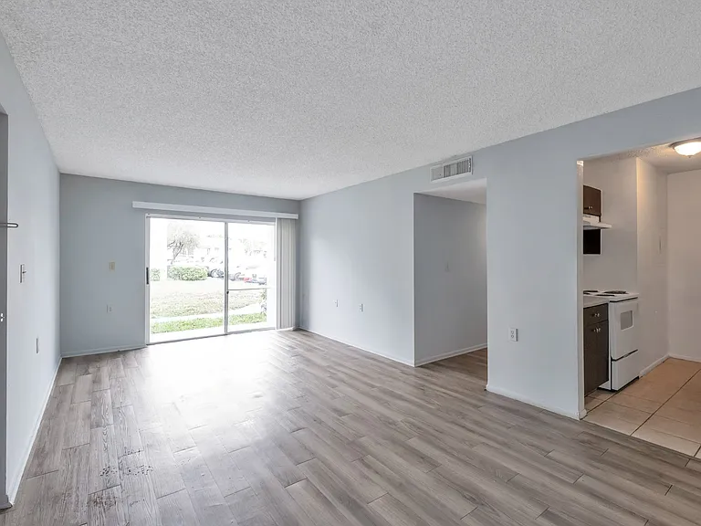 1153 Lake Victoria Dr #I — Photo 5