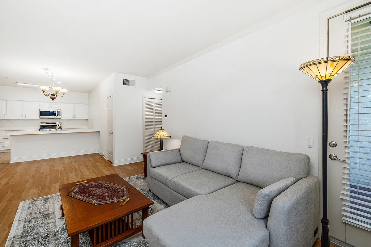 3 bed, 1211 sqft, $4,075 — Photo 4