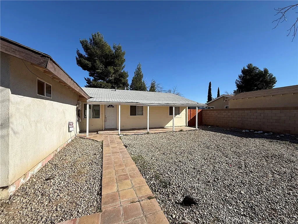 3 bed, 936 sqft, $2,700 — Photo 2