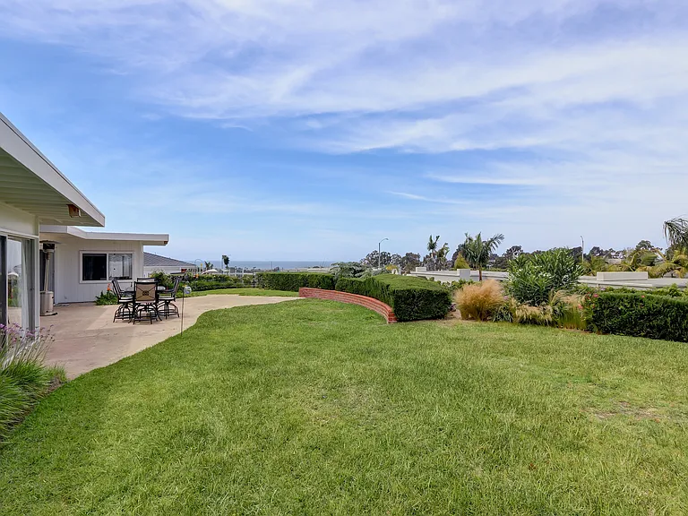 1251 Surfline Way — Photo 16