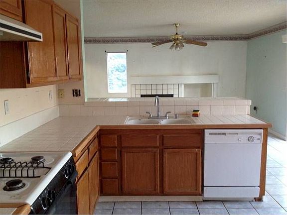 Kitchen & breakfast bar