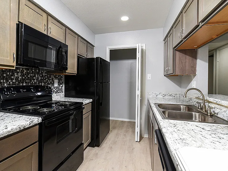 Stoneleigh Apartments — Photo 22